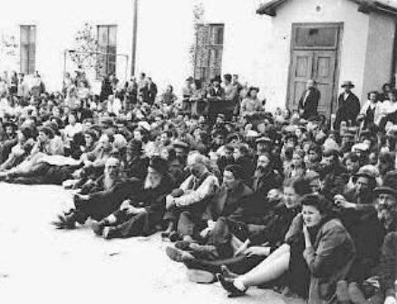 Jews from Bessarbia awaiting deportation to Transnistria